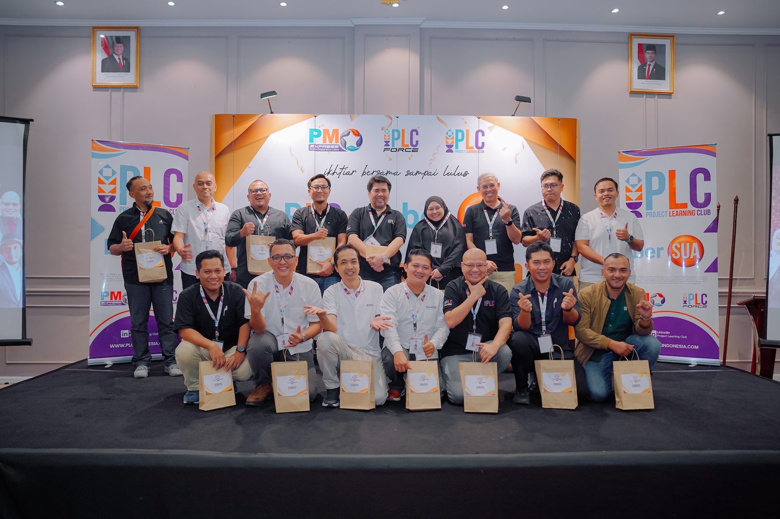 Peserta kelas PLC Indonesia berdiskusi memecahkan soal studi kasus PMP bersama mentor