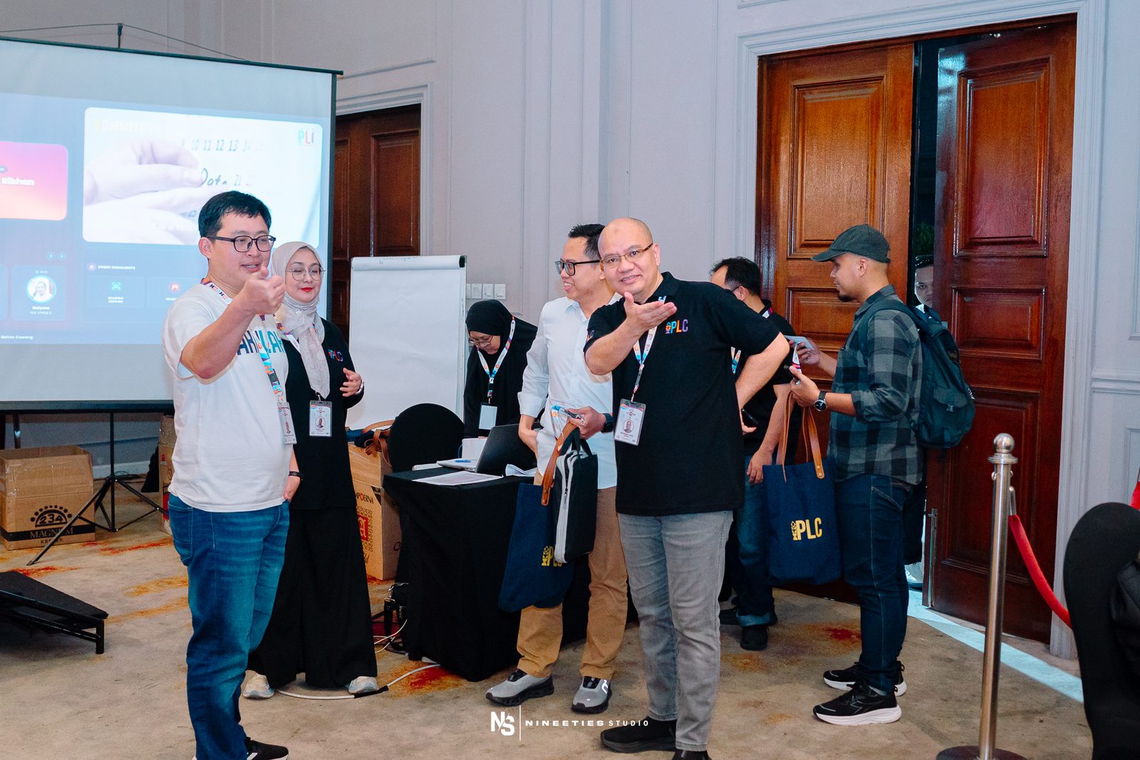 Fasilitator PLC memberikan umpan balik atas hasil latihan peserta